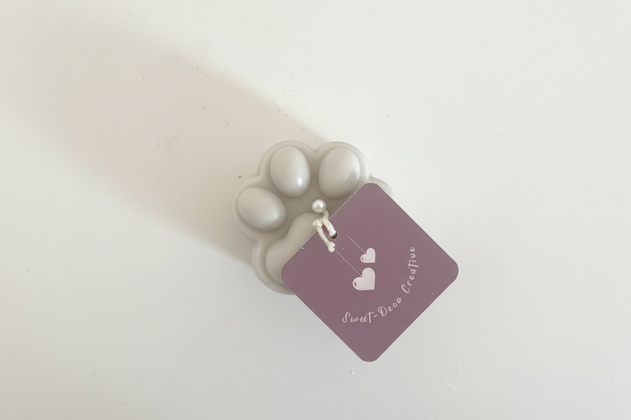 Candela a forma di zampetta realzzata a mano